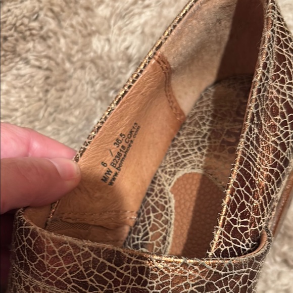 New NWOT Born Women's Bronze Crackle Clogs shiny 6 - Picture 6 of 15